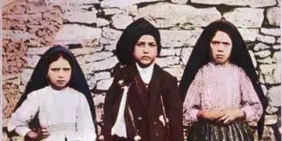 On May 13th, 1917, three children (Lucia dos Santos, Jacinta nad Francisco Marto) in Fátima, Portugal, reported seeing an apparition of the Virgin Mary. The event drew widespread attention and attracted thousands of pilgrims in the months that followed.